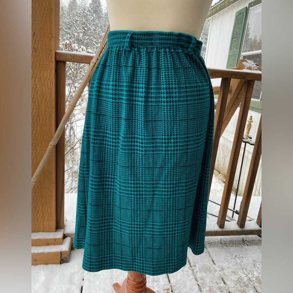 Green and Black houndstooth vintage Cape Cod skirt with belt loops, high waisted
